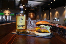 photo burger américain Huggy's bar avec whisky belgian owl